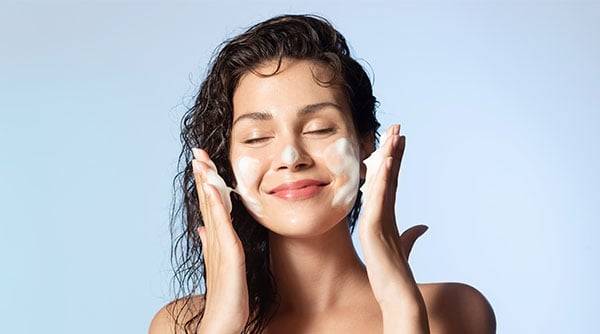 15 Best Face Washes for Dry Skin in India